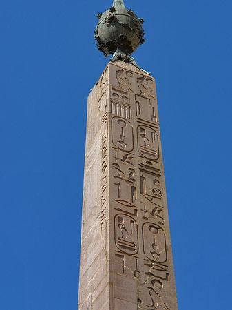 Obelisk vor dem Palazzo Montecitorio