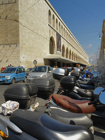 Mofas am Hauptbahnhof Fotos