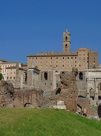 Fotos Tabularium mit Rasen