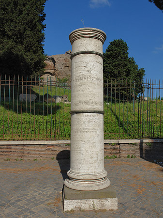 Säule mit Straßennamen Foto 