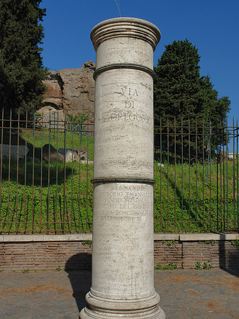 Säule mit Straßennamen Fotos