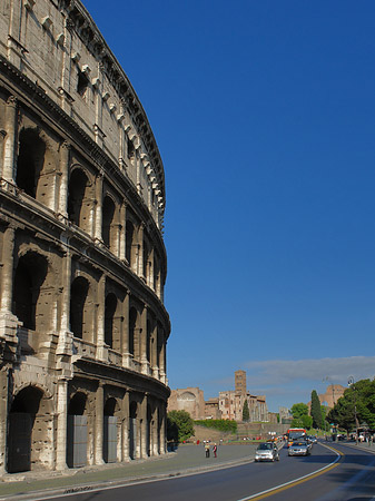 Kolosseum mit Straße