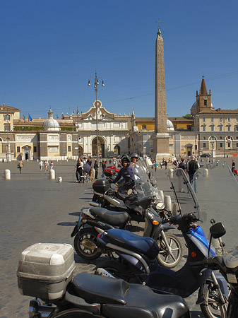 Mofas an der Piazza del Popolo