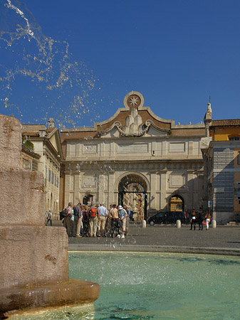 Porta del Popolo mit Löwenbrunnen