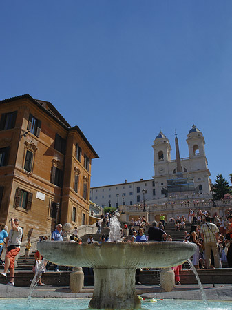 Kirche und der Barcaccia Brunnen