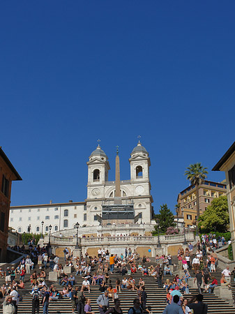 Treppe mit Kirche Fotos