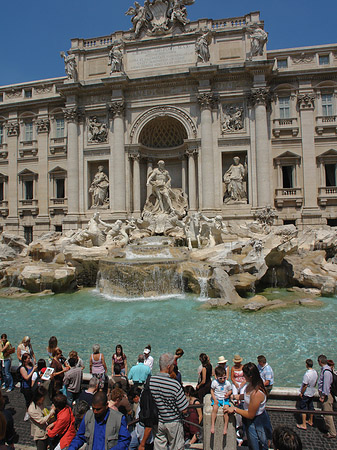 Menschen am Brunnen Foto 