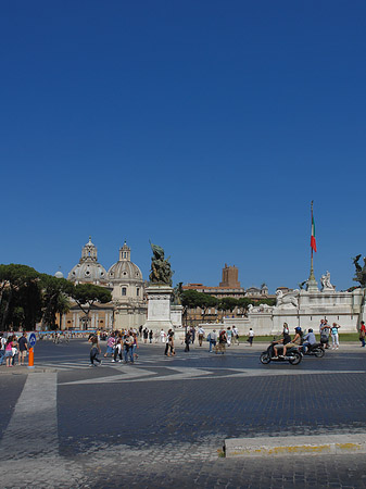 Fotos Monument mit Straße