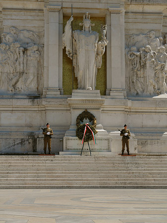 Fotos Wache vor dem Monument