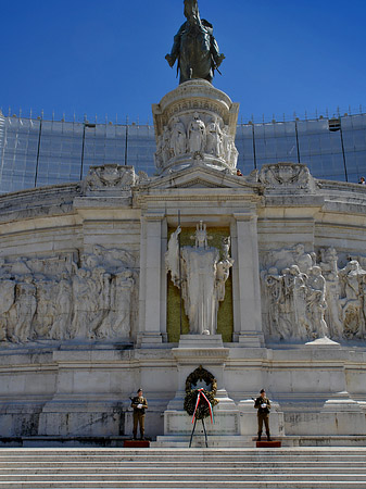Wache vor dem Monument