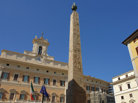 Obelisk vor dem Palazzo Montecitorio Foto 