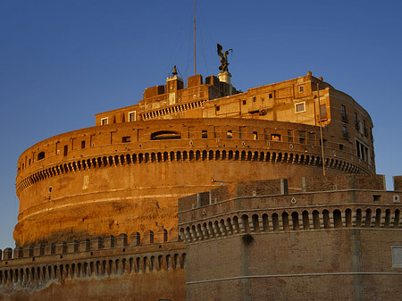 Engelsburg bei Dämmerung Fotos