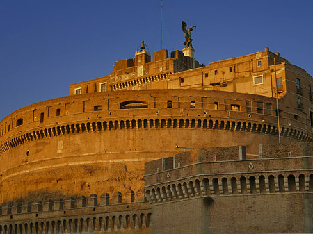 Engelsburg bei Dämmerung Fotos