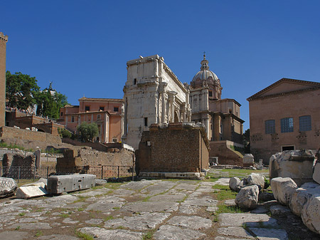 Triumphbogen mit der Santi Luca e Martina Foto 