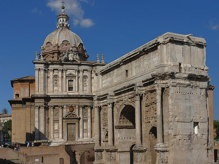 Triumphbogen mit der Santi Luca e Martina Fotos