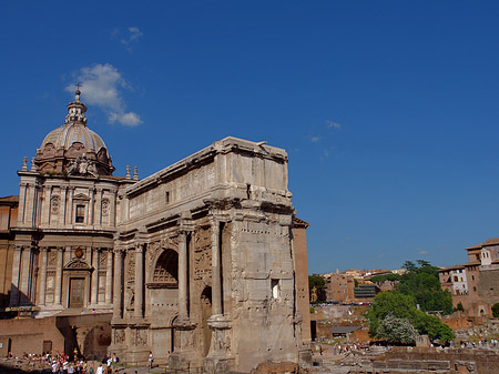 Triumphbogen mit der Santi Luca e Martina Foto 