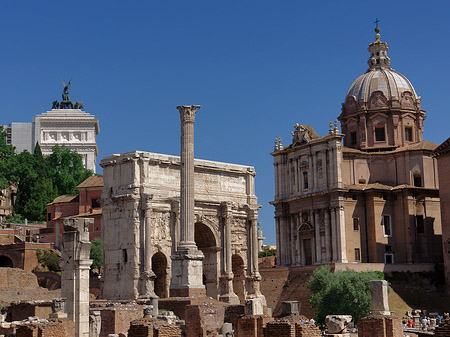 Triumphbogen mit der Santi Luca e Martina Foto 