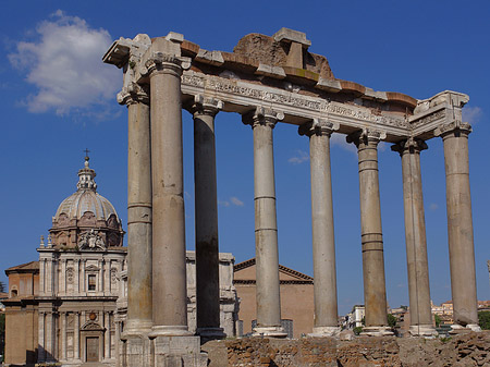 Foto Die Rostra mit der Santi Luca e Martina