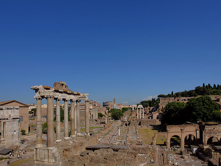 Die Rostra mit Triumphbogen