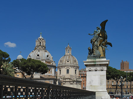 Statue vor der Santa Maria Loreto