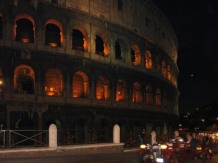 Foto Kolosseum mit Auto - Rom