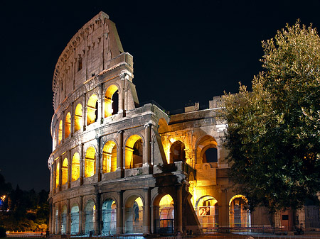 Kolosseum bei Nacht Fotos