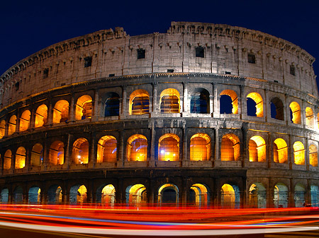 Kolosseum mit Straße Fotos