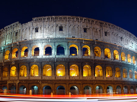 Kolosseum mit Straße Fotos