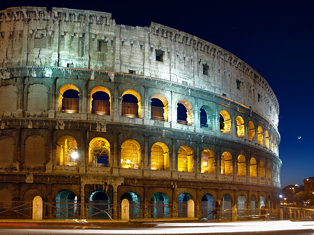 Kolosseum mit Straße Fotos