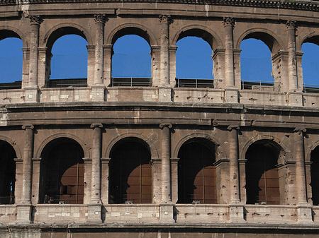 Fassade des Kolosseums Fotos
