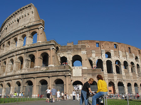 Menschen am Kolosseum