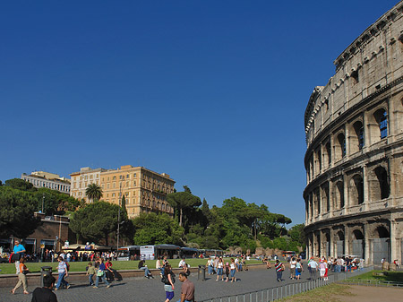 Menschen am Kolosseum