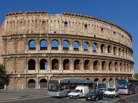 Kolosseum mit Straße