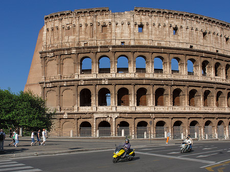 Kolosseum mit Straße Foto 