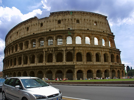Kolosseum mit Straße Foto 