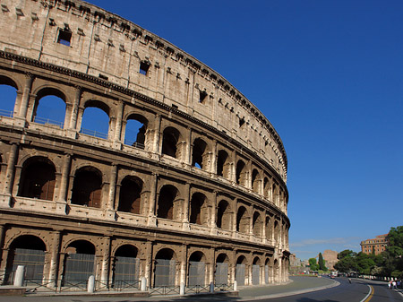 Kolosseum mit Straße Foto 