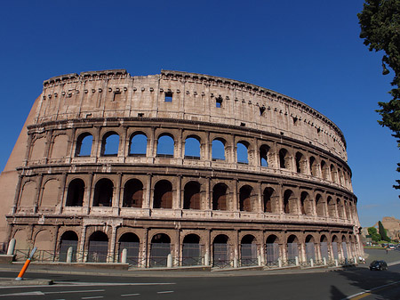 Kolosseum mit Straße Foto 