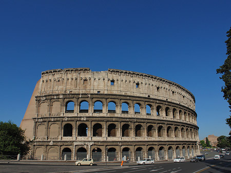 Kolosseum mit Straße