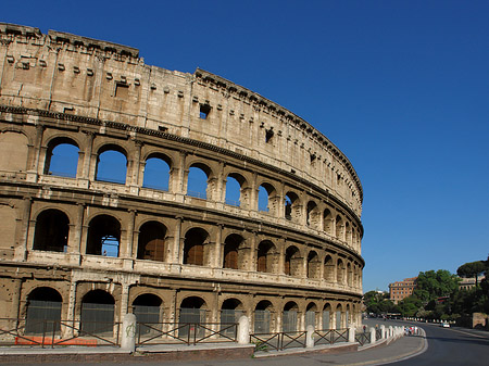 Kolosseum mit Straße Foto 