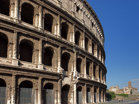 Kolosseum mit Straße