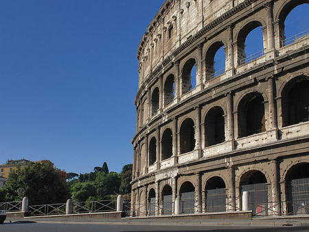 Kolosseum mit Straße Foto 