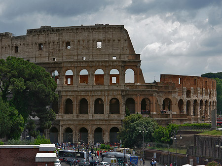 Kolosseum mit Straße Foto 