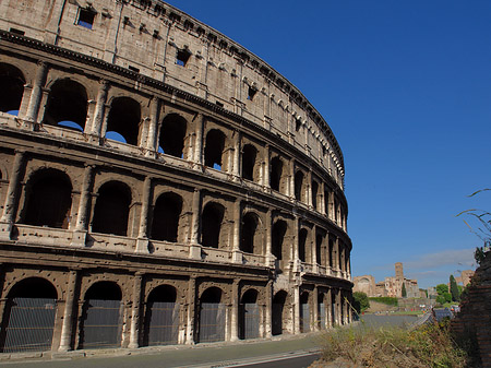 Kolosseum mit Straße Fotos