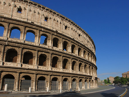 Kolosseum mit Straße Fotos