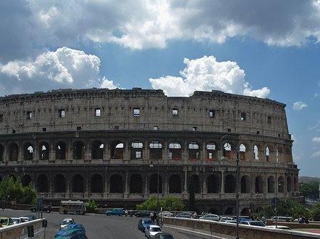 Kolosseum mit Straße Fotos