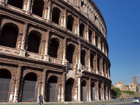 Kolosseum mit Straße Fotos