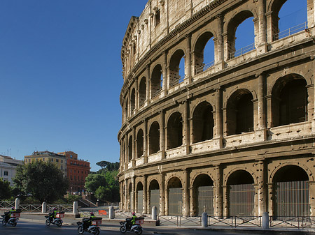 Fotos Kolosseum mit Straße | Rom