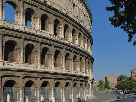 Kolosseum mit Straße Foto 