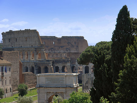 Foto Kolosseum mit dem Titusbogen