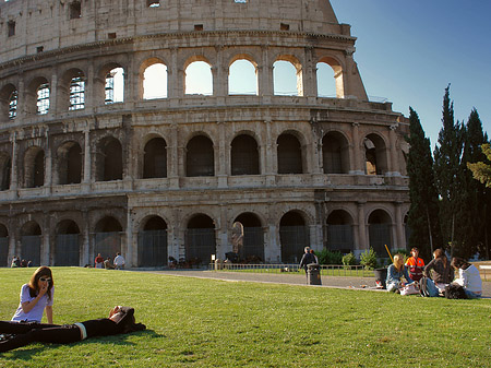 Wiese vor dem Kolosseum Fotos